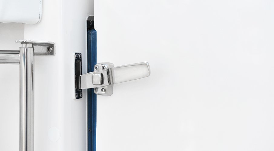 BUTTON RELEASE DOOR LATCH W/ FLUSH WIDE STRIKE